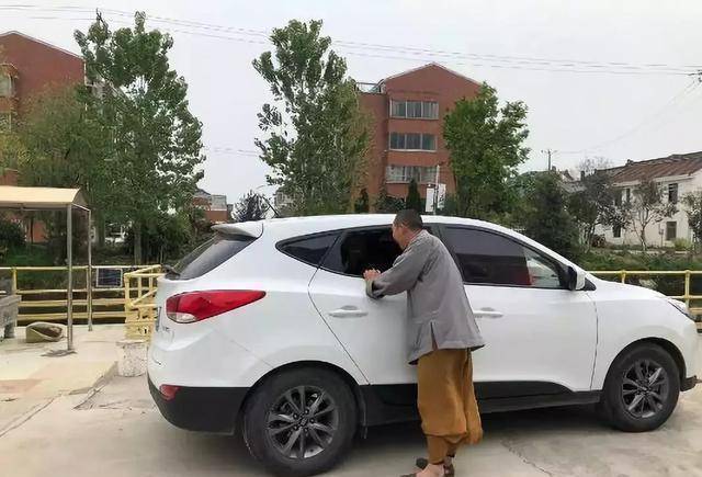 被赶出寺庙的"假和尚",8年间子女22个,他说:我只是在行善