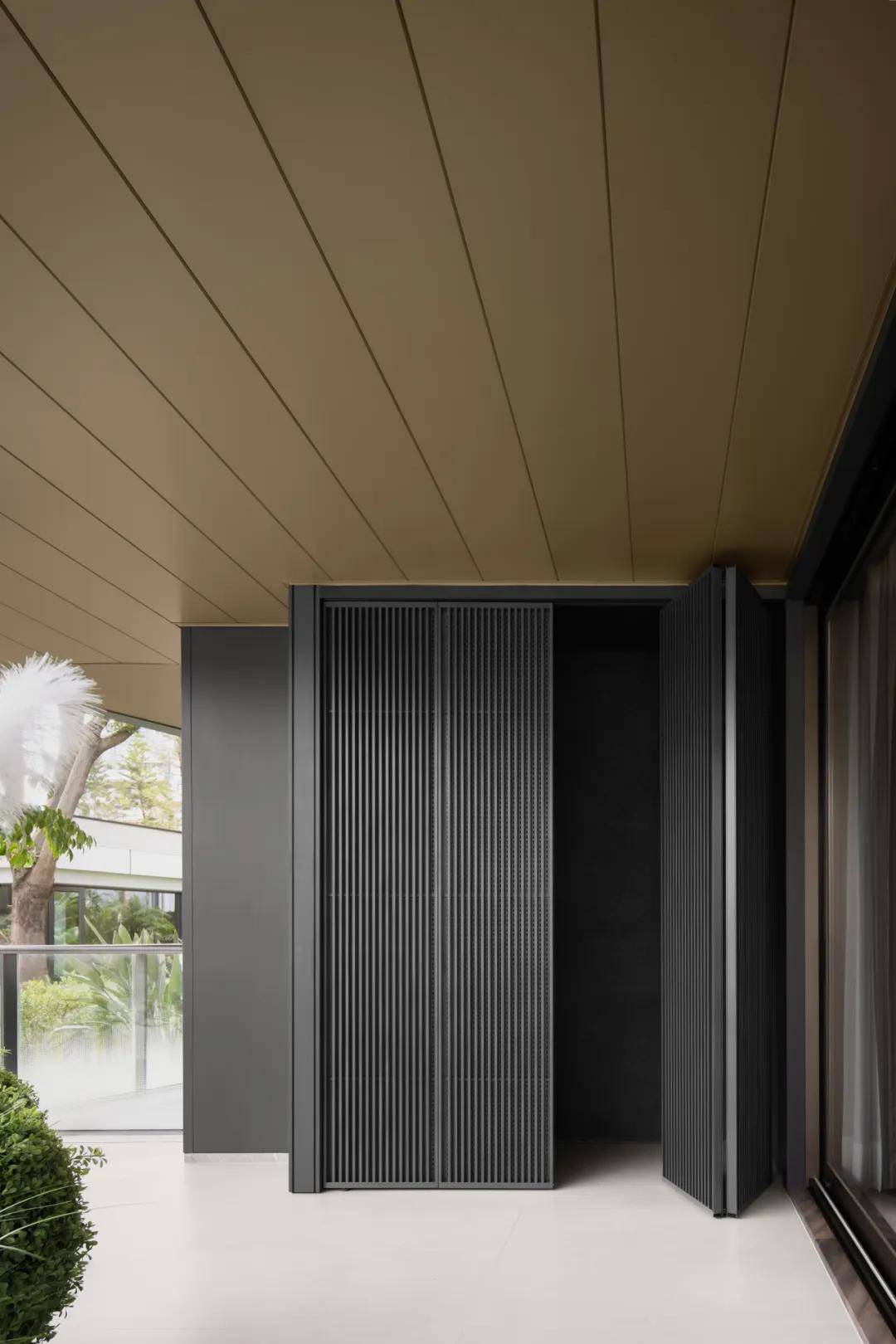 麓湖对所有人比了一个v