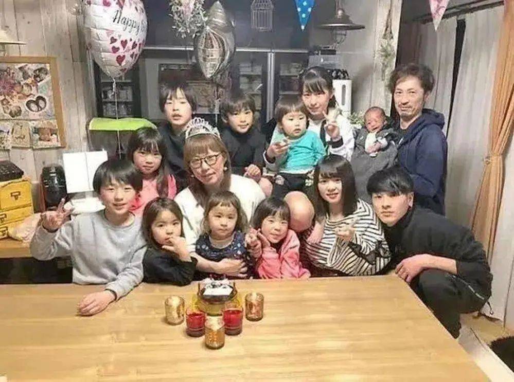 一对日本夫妇20年生了12个宝宝，马宝每天只睡3个小时，直言自己很幸福_孩子_齐山甲_妈妈。