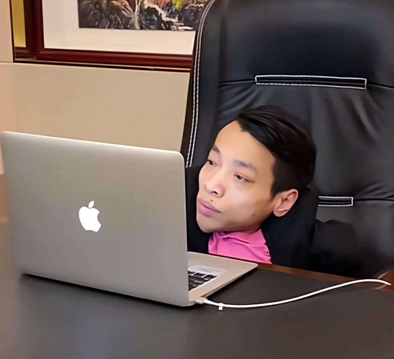 回顾"轮椅总裁"李创利,身高不足一米娶美女助理,如今儿子比他还高