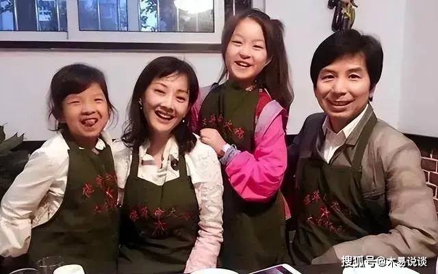 网友地铁偶遇牛莉母女，牛莉面部僵硬鼻子超尖，买LV新包有实力-牛莉现状