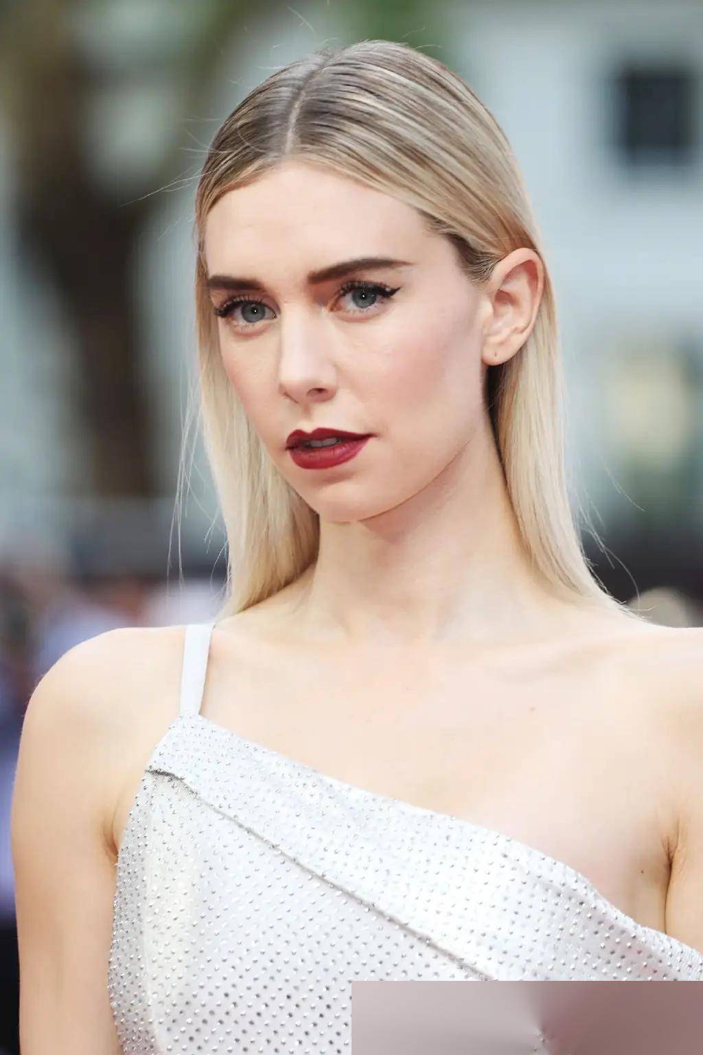 而在众多超模中,凡妮莎·柯比(vanessa kirby)以其独特的魅力和完美的