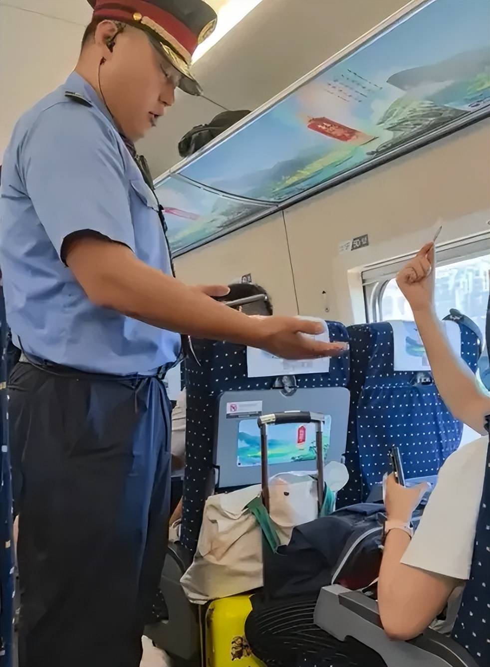 无奈之下,乘务员只好叫来了列车长,得知情况后,列车长向女子出示了