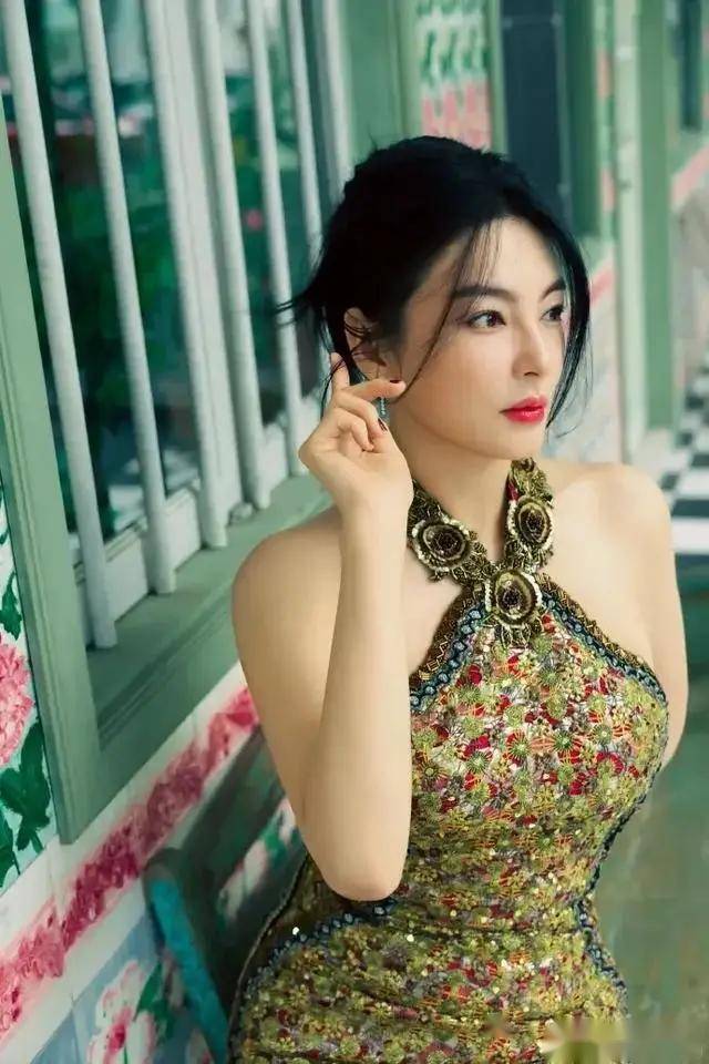 张雨绮的写真展现她的完美身材,这饱满的曲线让人无法