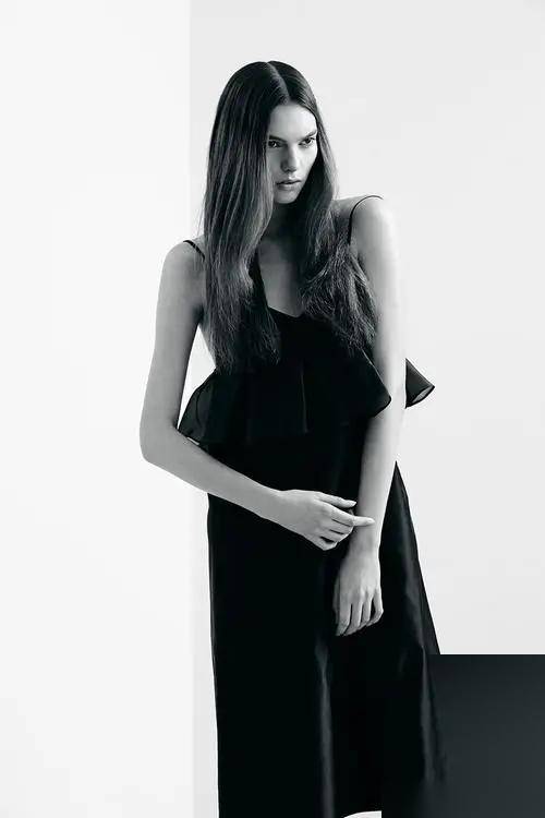 欧美女神charleefraser写真展示迷人风采,这才华谁能与之匹敌?