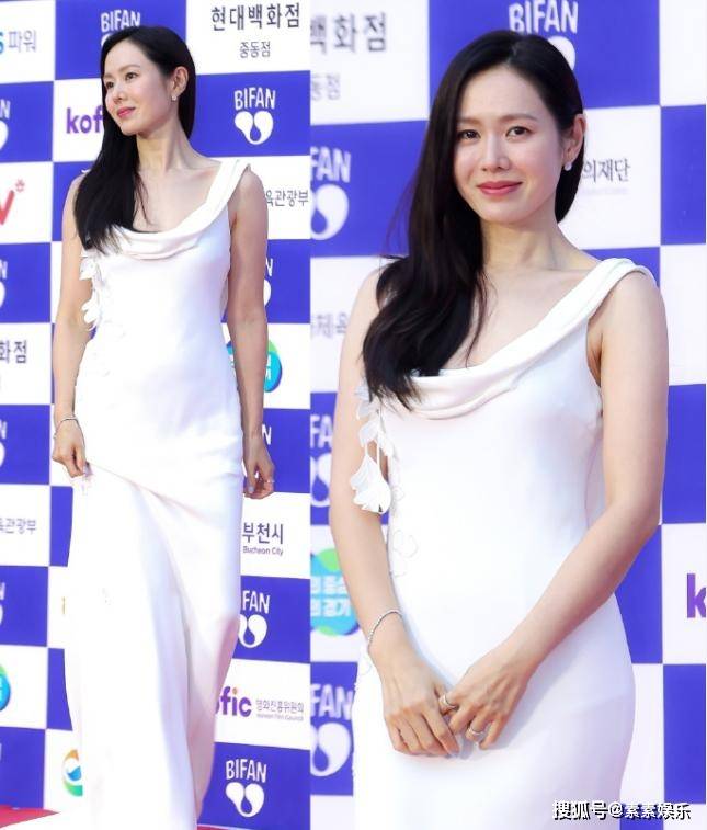 原创            孙艺珍，郑秀晶电影节走红毯，身穿白色长裙，气质优雅温柔甜笑-孙艺珍近期活动