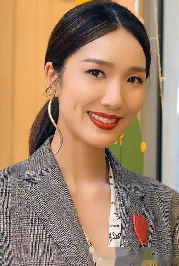 岁的李亚男展现魔鬼身材和迷人笑容,才华与美貌兼具的女神级人物!