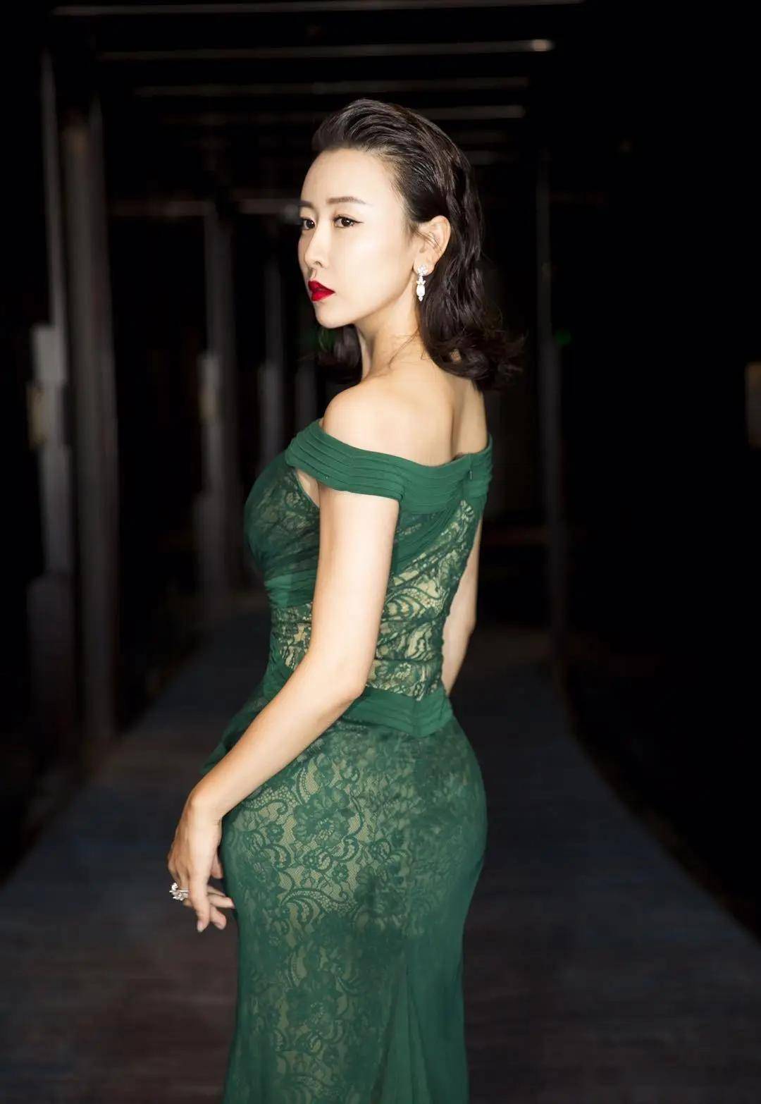 妩毛俊杰这性感丰满的女神级写真究竟谁能抗衡?