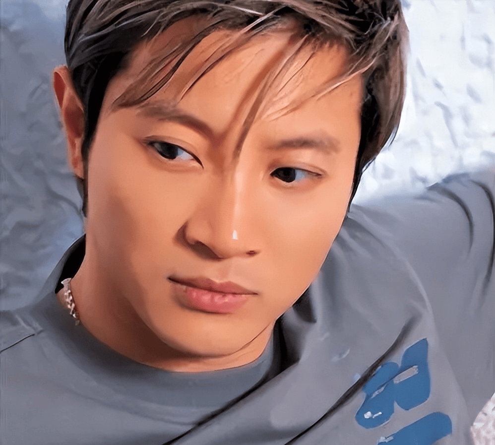 胡兵发文晒照为瞿颖庆生,与53岁瞿颖十指紧扣,余生想要一起走