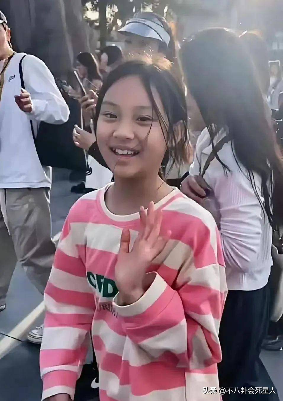 看了11岁甜馨和14岁王诗龄的近照,才明白李小璐和李湘的区别_贾乃亮