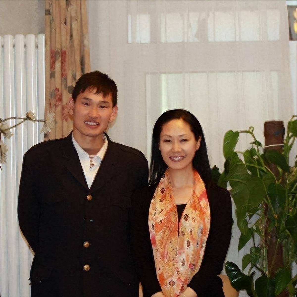 大衣哥朱之文:16岁工地打工,42岁在舞台一炮成名,离不开一个贵人的
