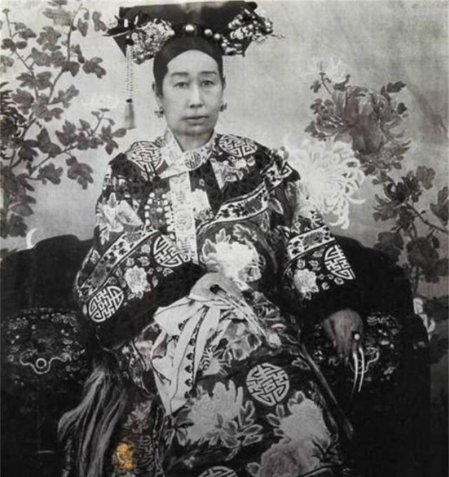 载沣自己其实非常喜欢那位姑娘,就等着良辰吉日到来便能够结为夫妻.