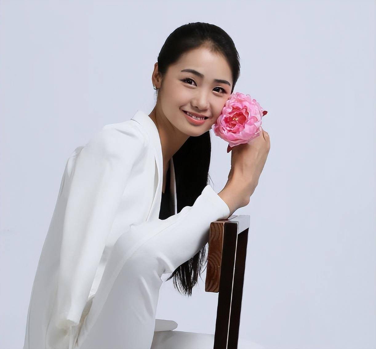 回顾85后女孩杨佩:9岁失去双臂靠乞讨为生,多年后逆袭身价千万