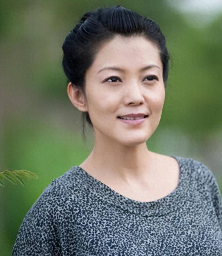 她18岁生女,四登春晚,巅峰时期红过杨钰莹,却与逃犯同居三年_谢雨欣