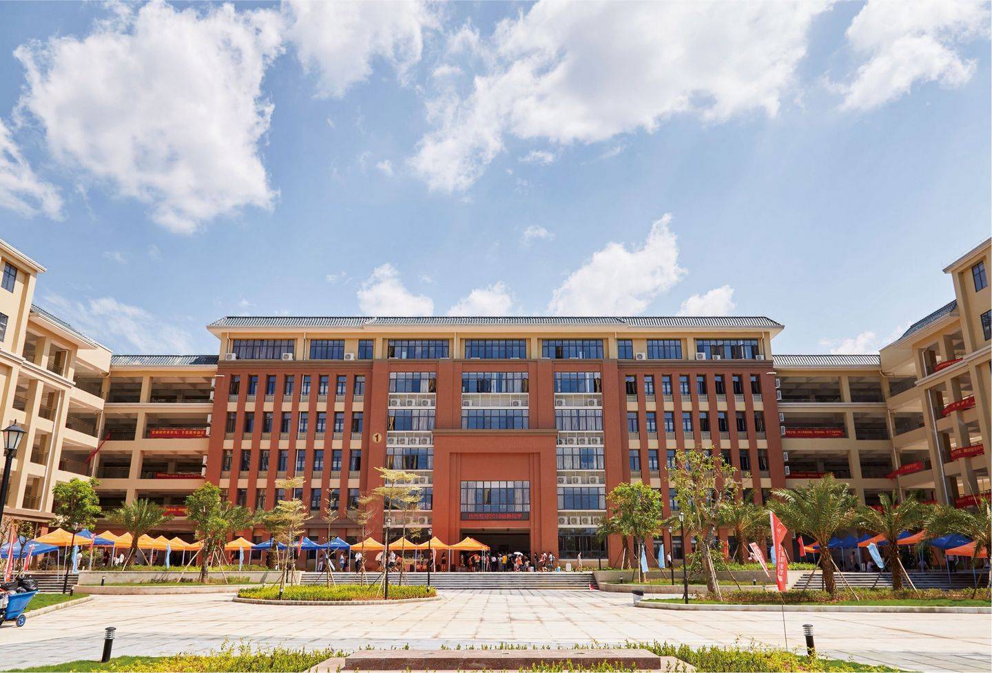 广州华南商贸职业学院成人高考2024要多少钱,有什么条件?