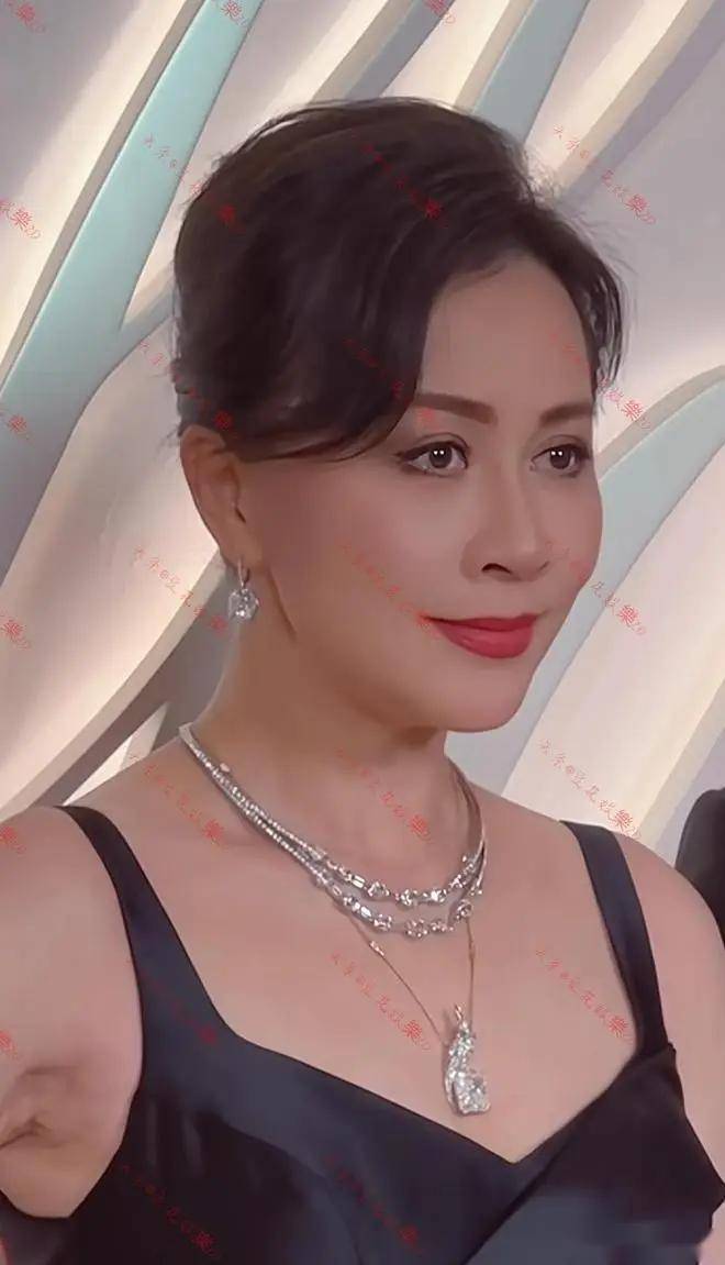 这谁顶得住!岁刘嘉玲写真展现女神风范!