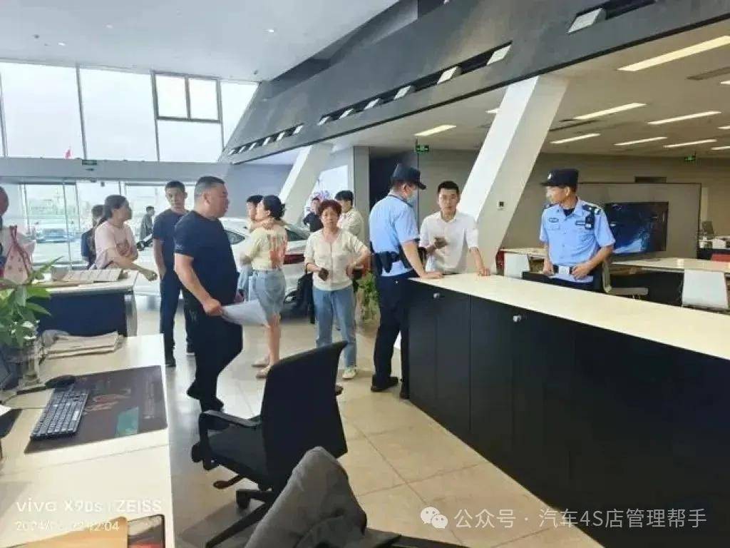 汕头骏荣奔驰4s店老板图片