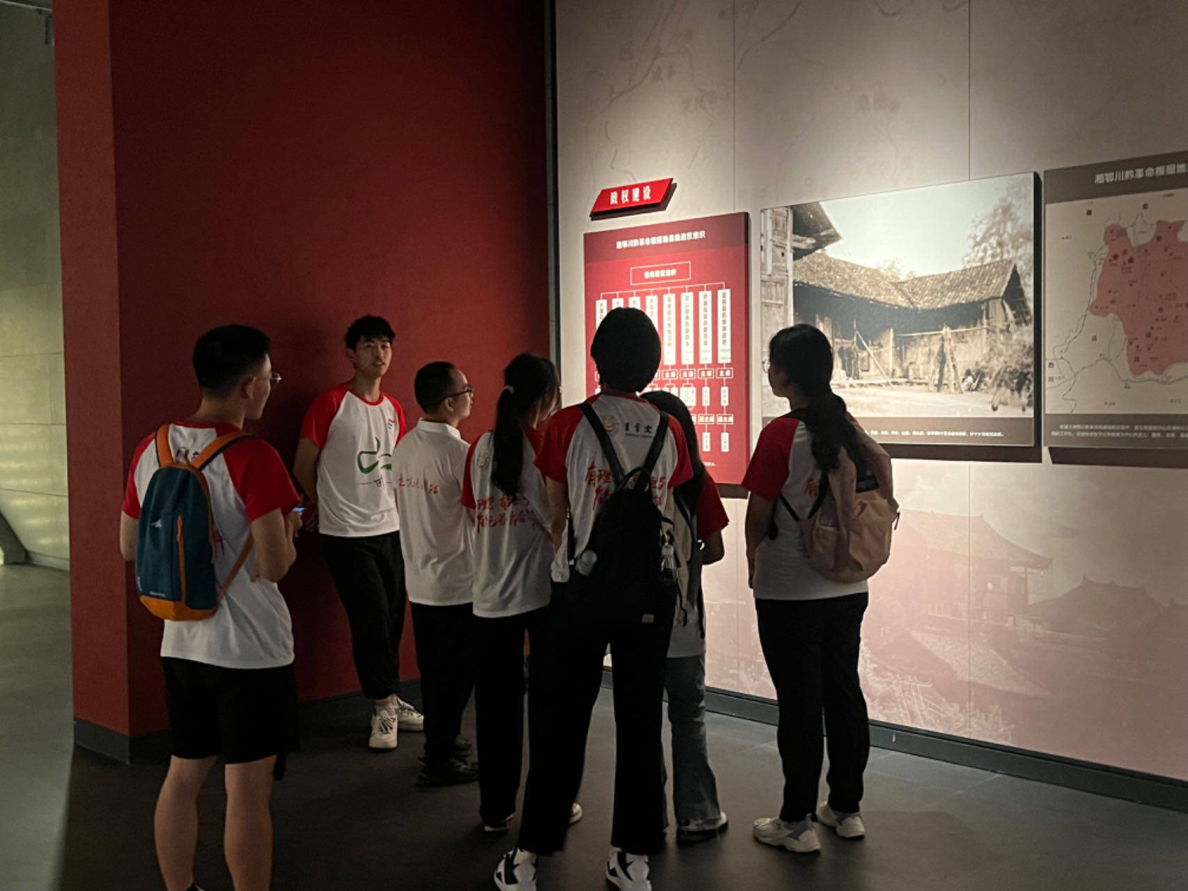 拍摄:周蔻蔻在参观完纪念馆后,团队成员对参观纪念馆的游客进行了简单