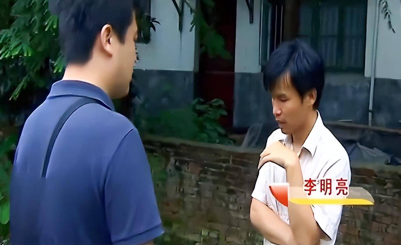 回顾37岁"啃老"博士李明亮:啃破产父母又啃妹妹,父亲气到报警4次