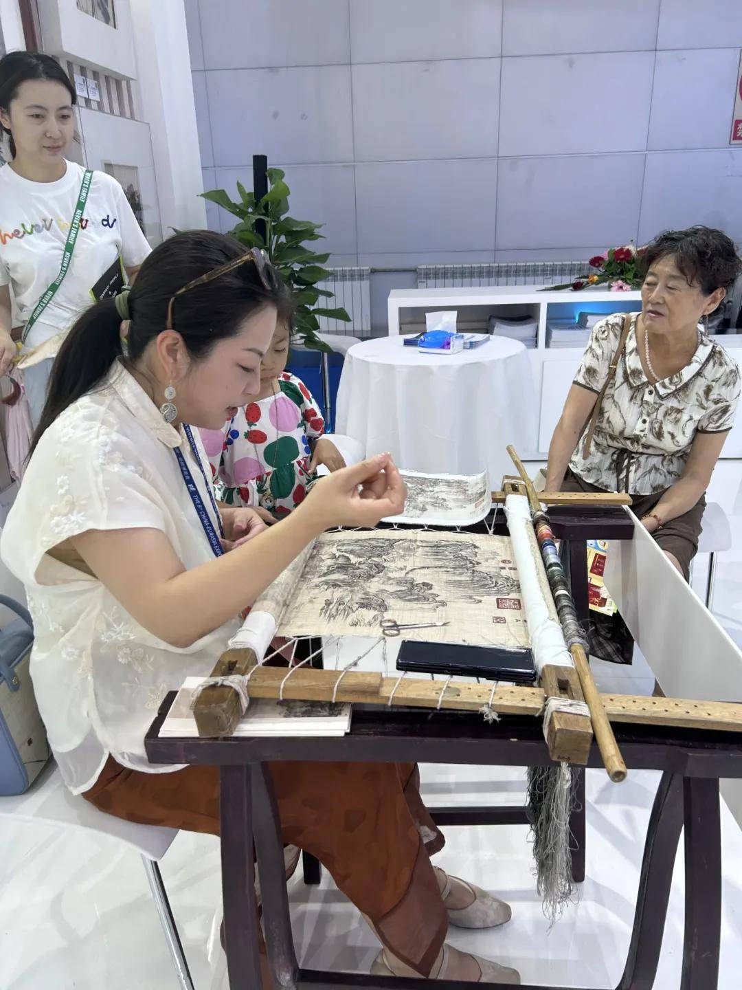 渝州绣坊夏布绣亮相第八届亚欧博览会