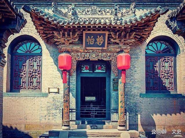 乔家大院那么富有,为什么日军不敢抢?你看看乔家门口挂的啥