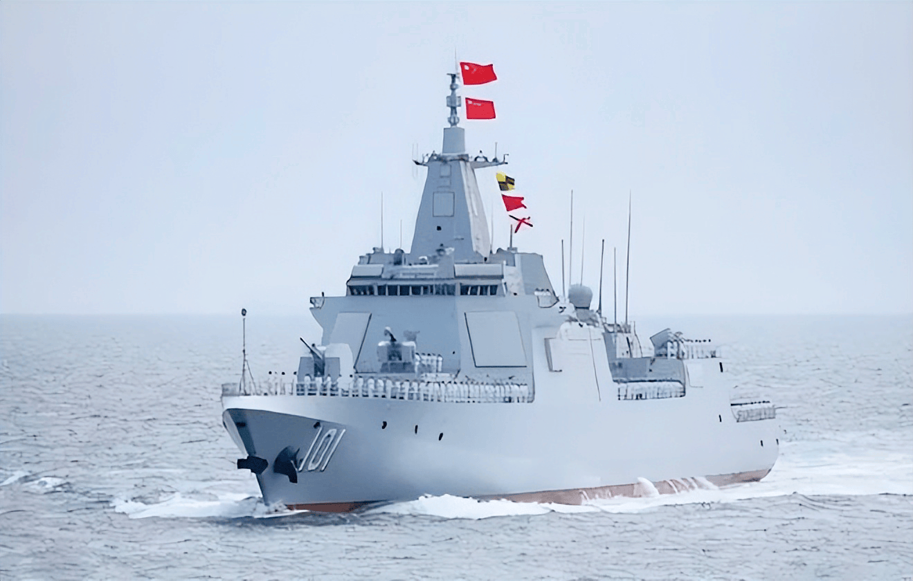 055型驱逐舰作为中国最新一代的大型导弹驱逐舰,其吨位和武器系统远超