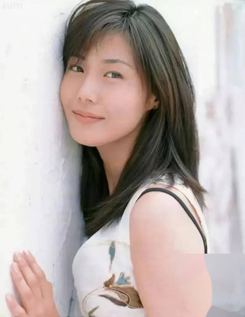 34岁松岛菜菜子惊艳写真曝光,美貌与才华兼具,这谁顶得住!