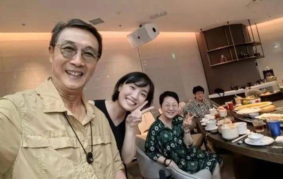 胡歌与老婆首次正面同框,黄曦宁小鸟依人,难掩幸福笑意