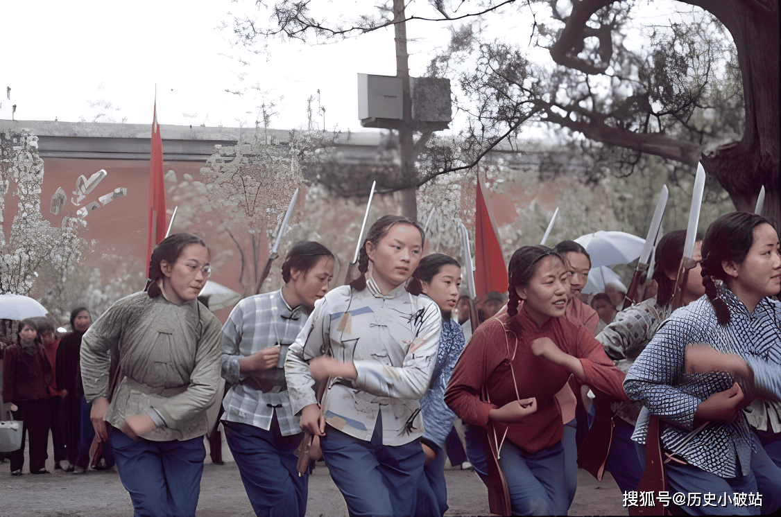 60年代彩色老照片:工人公园举办革命歌舞表演;涉外列车员跳舞