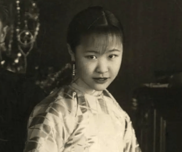 溥仪亲妹妹韫颖街边摆摊,马未都拿一极品官窑,她却看都不看一眼