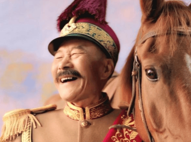 张作霖深夜回府,被站岗小兵骂爹,老张:升职加薪,再赏一个媳妇