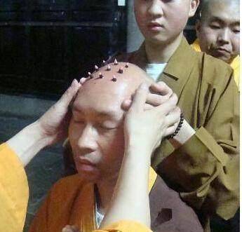 的文件中说:受戒时在受戒人头顶烧戒疤的做法,并非佛教原有的仪制,因