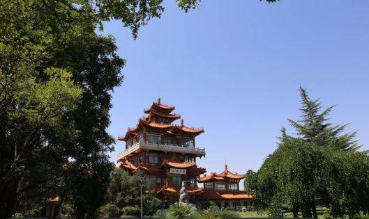 漫步白塔山公园,享受城市绿肺