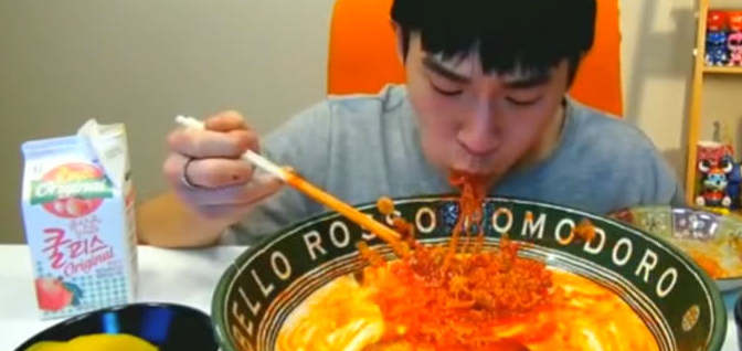 韩国奔驰哥吃播超大份劲辣火鸡面,还得再来点腌萝卜才够美味