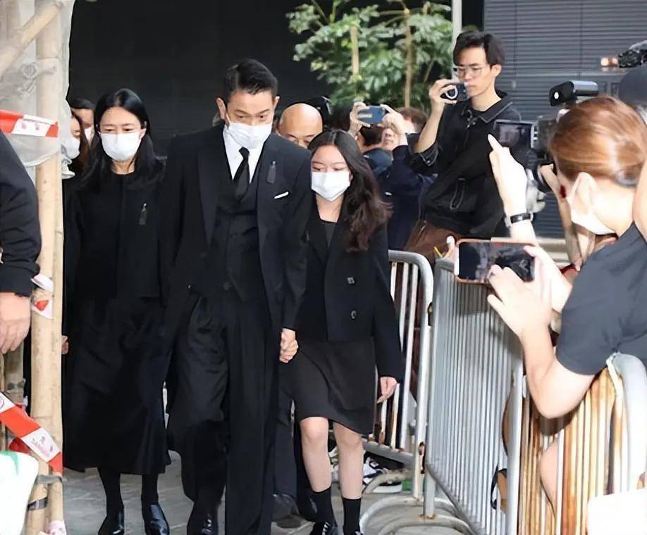 刘德华演唱会中途设计“滑跪”动作险些冲出高台，妻女皆在现场-刘德华舞台感染力
