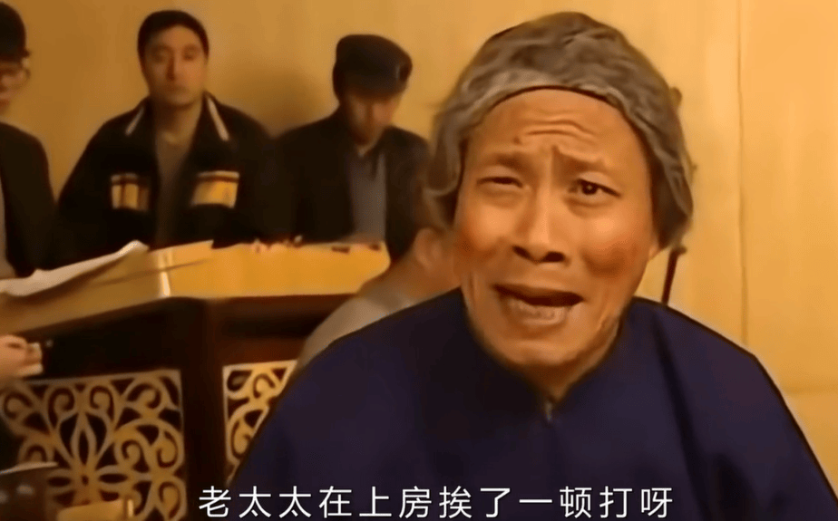 凭借扎实出色的二人转功底,翟波很快就成为了和平大戏院的台柱子,当地