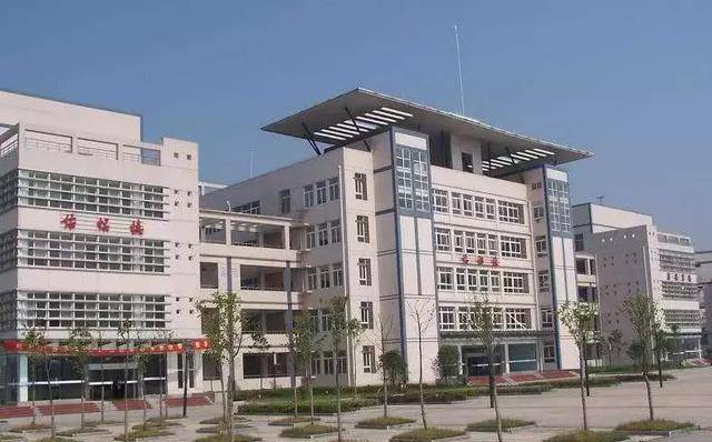 当时的黄冈中学,风光到什么程度呢,很多家长为了孩子高考能考个好成绩