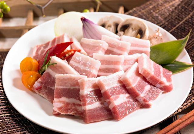 以下是一些富含维生素b2的常见食物:肉类和肝脏牛肉,羊肉,猪肉,鸡肉和