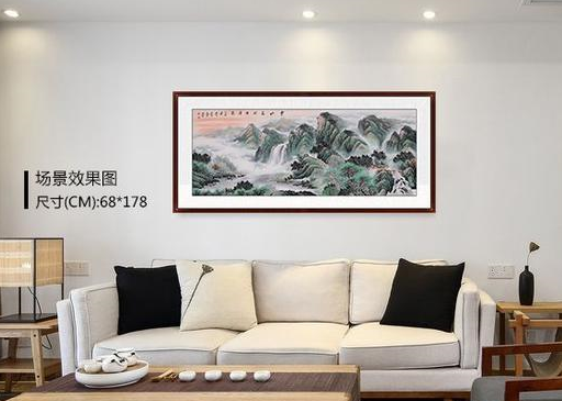 1,客厅背景墙挂画可以用清新雅致的青绿山水画来装