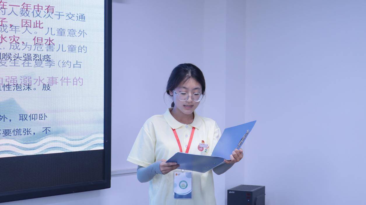 向当地人民群众以及南昌大学共青学院在场学生详细讲解了防洪防涝的