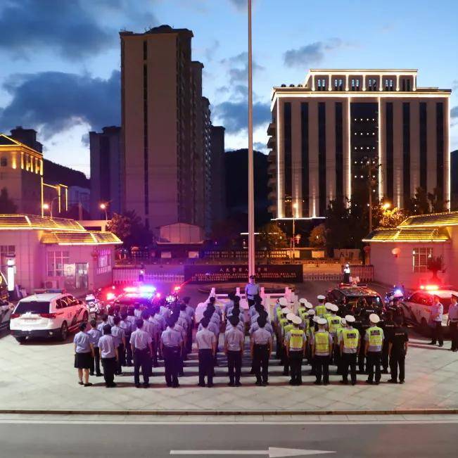 城步公安共出动警力800余人次,检查各类场所201家,发放宣传资料3300份