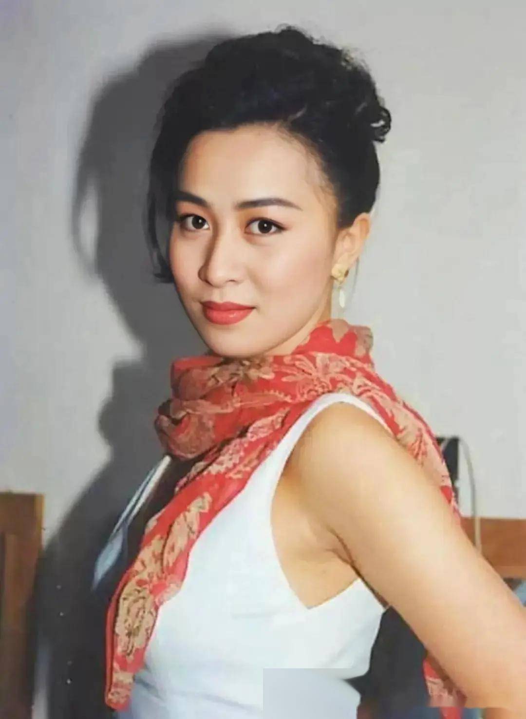 女神刘嘉玲这饱满身材,美貌才华双丰收,这谁顶得住!