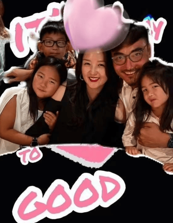 何洁一家5口晒大合照,2个女儿待遇大不同,大女儿和继父关系看着有些