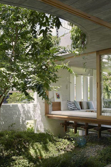 半开放式庭院整体色彩朴素,自然.贴近自然的木头,沙子装饰.