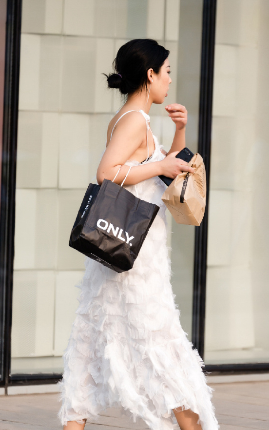 身穿白色吊带连衣裙的小姐姐,时尚优雅,而且还很有素质!