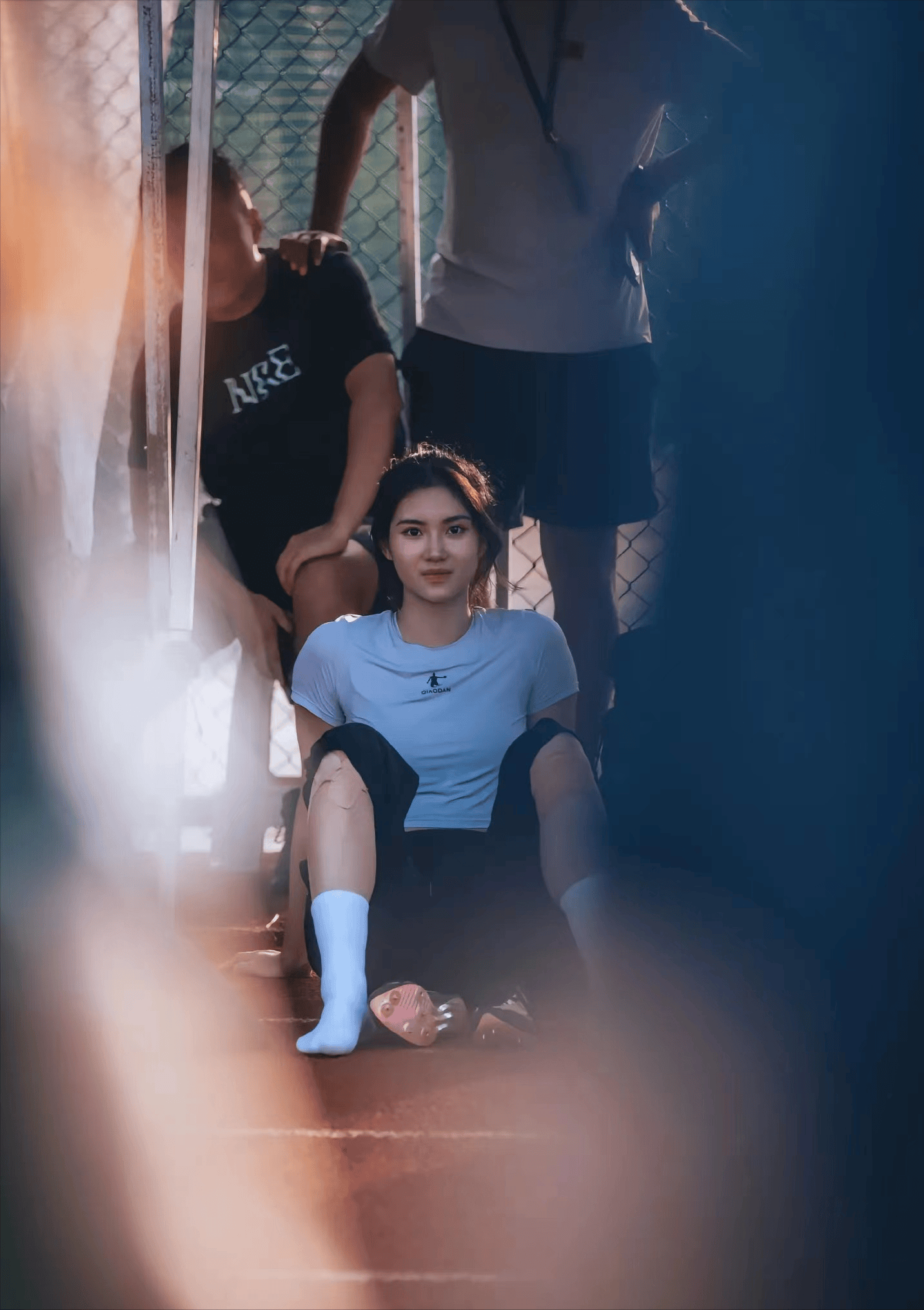 阳光下的她,身着紧身运动服,身材线条流畅而优美,每一次跨栏都显得