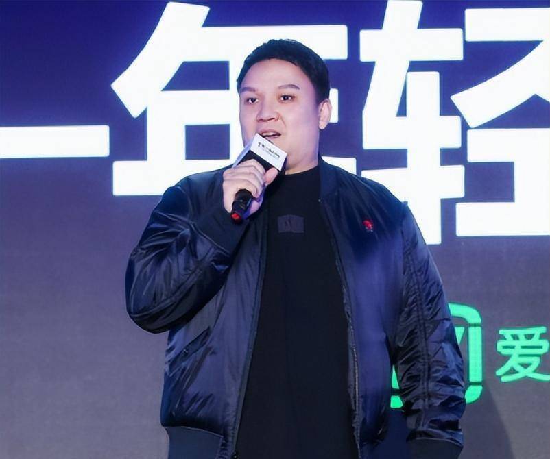 而李嘉格,虽然没有如此显赫的学院背景,却凭借自己的天赋和努力在