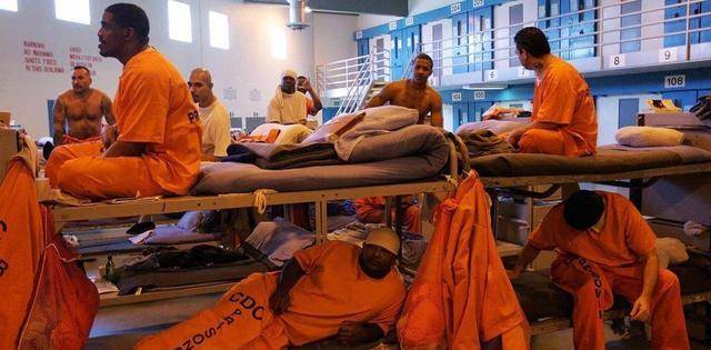 美国黑老大在监狱称王,13位狱警被收买,4名女狱警给他生孩子