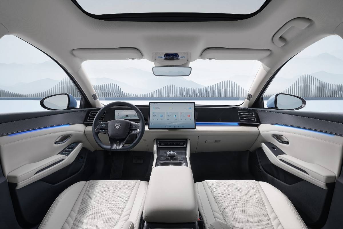 在内饰上也采用了更简洁大气的内饰风格设计,包括标准的t型中控台造型