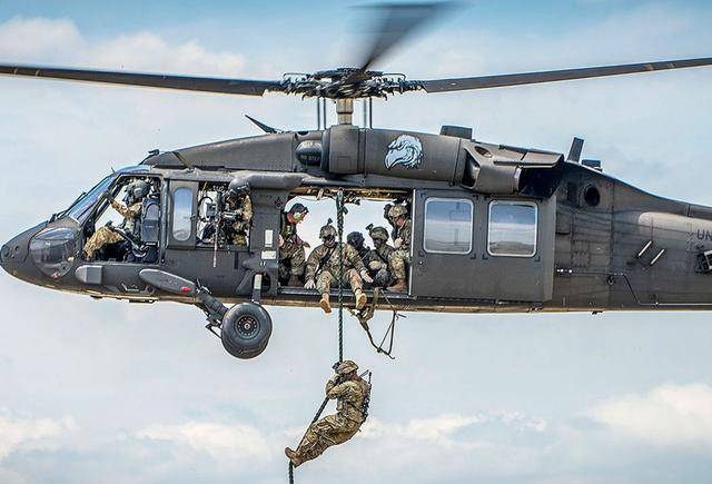 美军在乘坐"黑鹰"直升机的时候大敞舱门,这有什么深意?